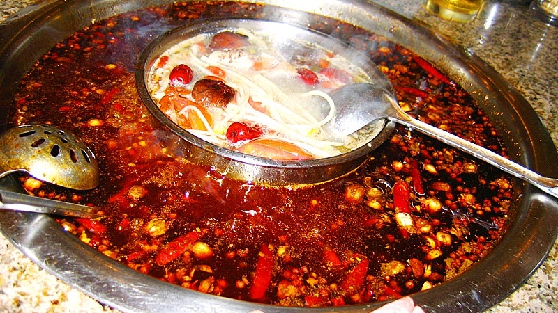 举个栗子：长时间煮的火锅汤有毒吗？