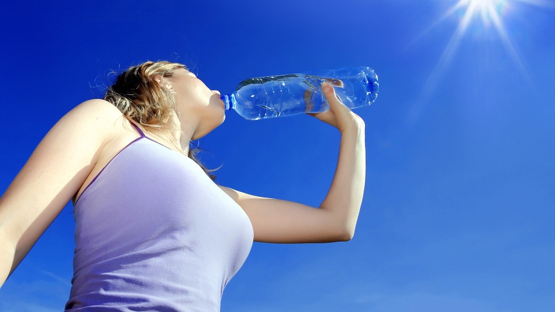 人一天要喝多少水？的头图