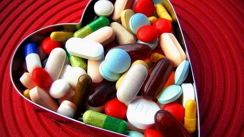 举个栗子：药物的颜色，大小，价格会对疗效产生影响吗？
